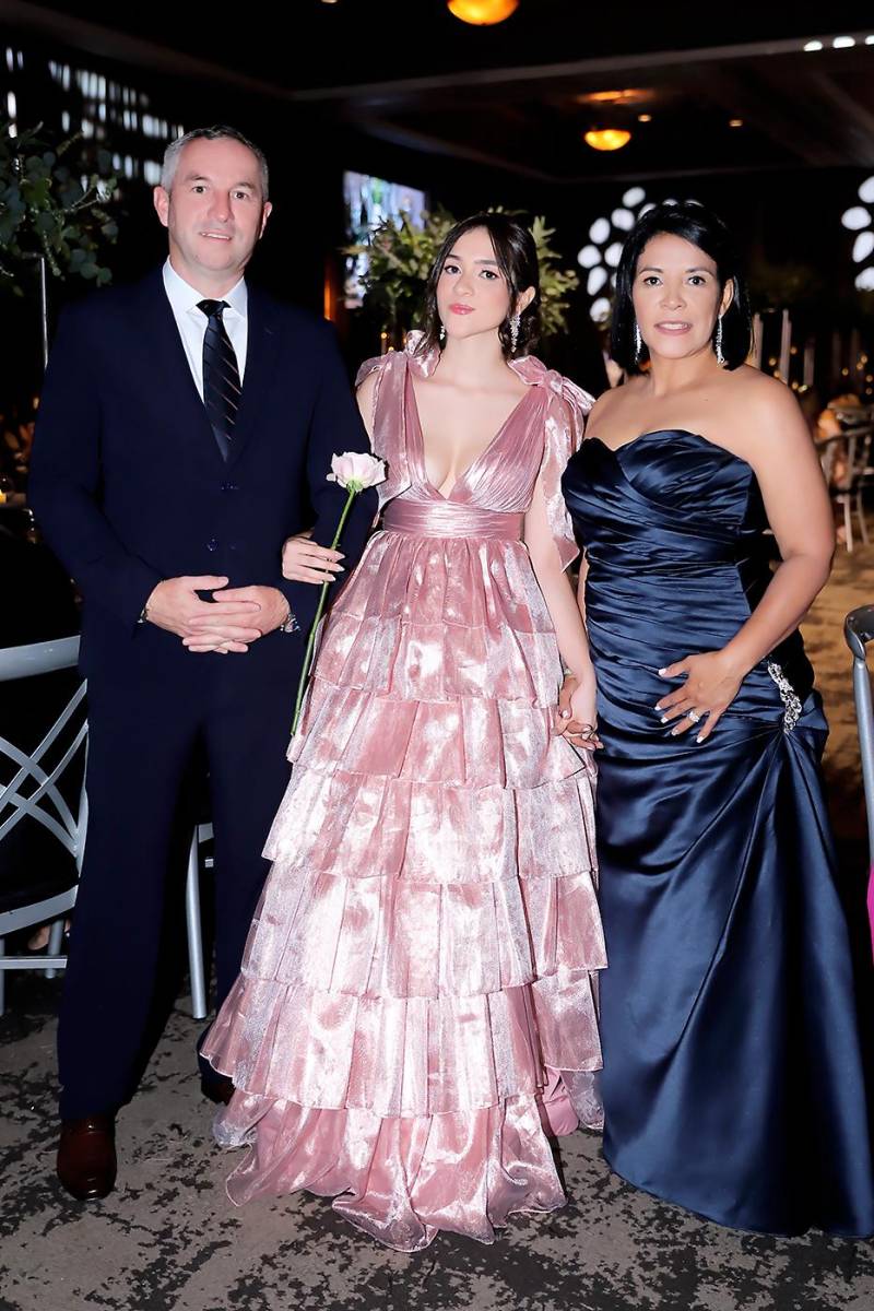 Jorge, Isabella Galeano y Yeny Luque.