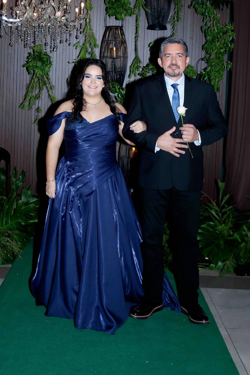 Annia Bueso con su padre Juan Carlos Bueso. 