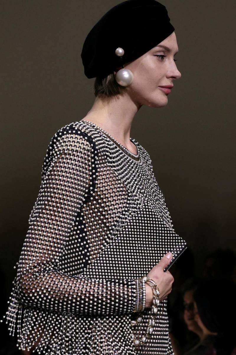 Las perlas oversize en boinas aportan un modernismo absoluto a la colección 