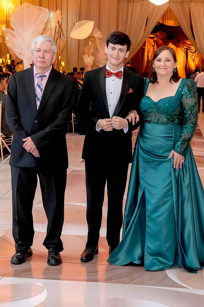 David Antonio Tróchez Erazo con sus padres Antonio Tróchez y Norma Erazo. 