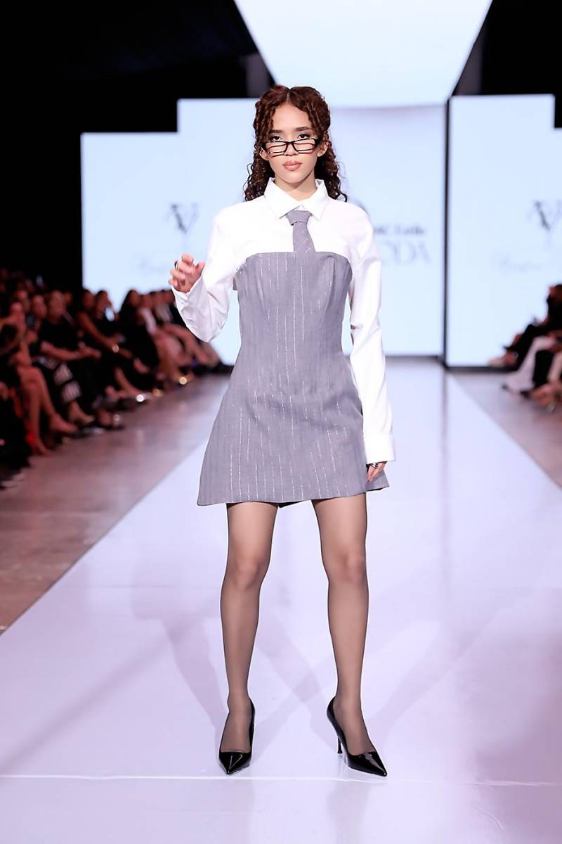 Mini vestido con silueta de corset y camisa blanca, mezcla de sensualidad y formalidad