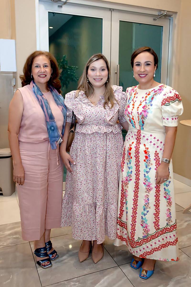 Elda Prieto con Olga y Adriana Echeverrí.