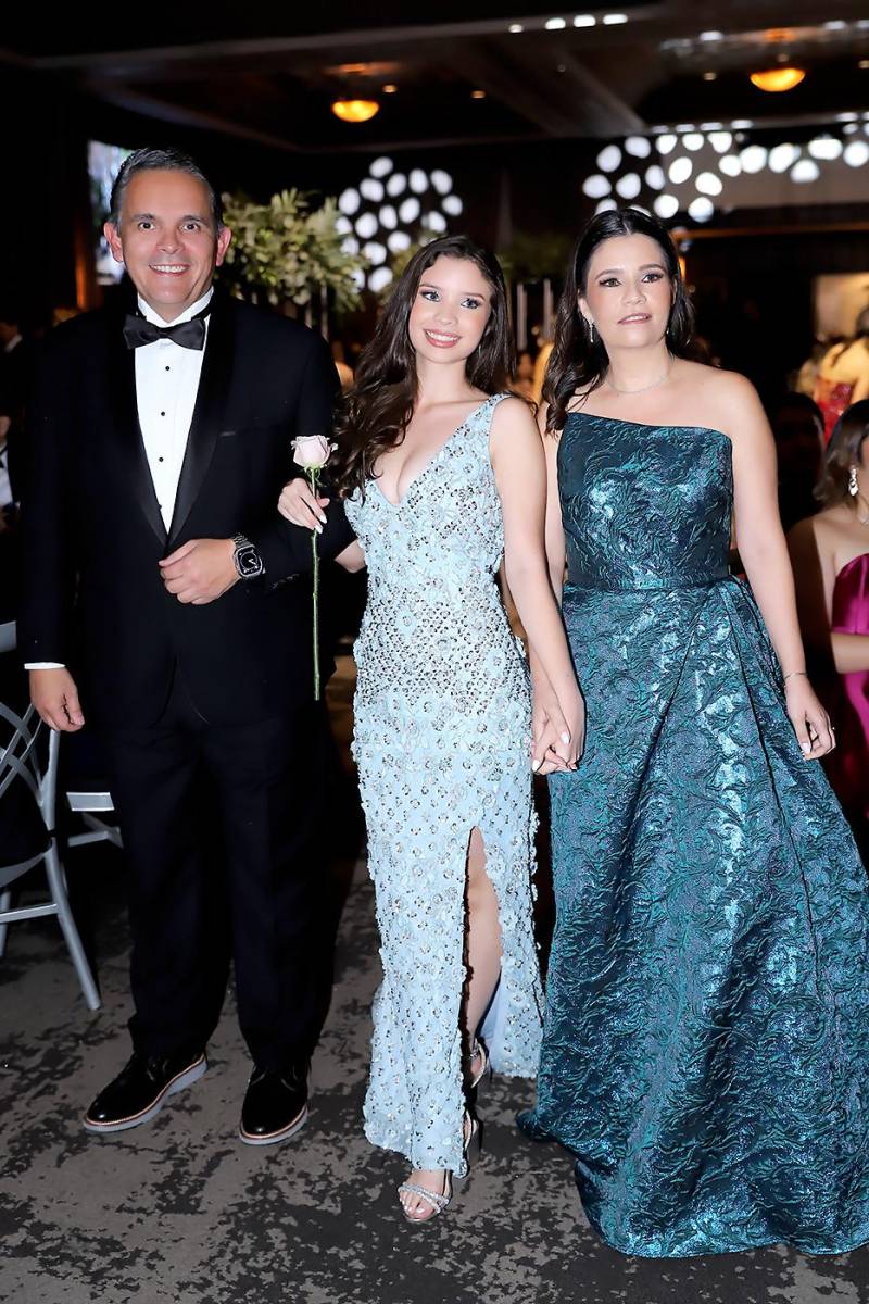 Juan, Viviana Almendarez y Rosinda Soto.