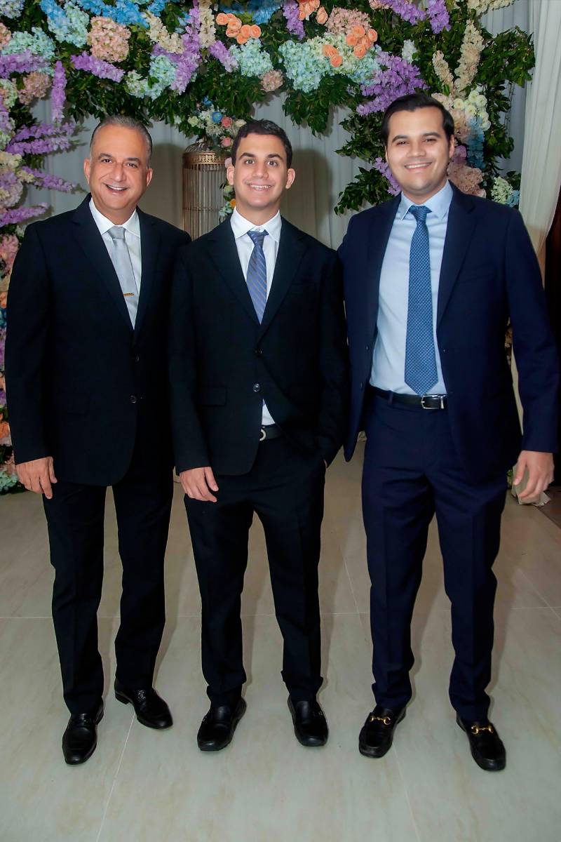 Munir y Gean Carlo Chahín con Carlos Cabrera