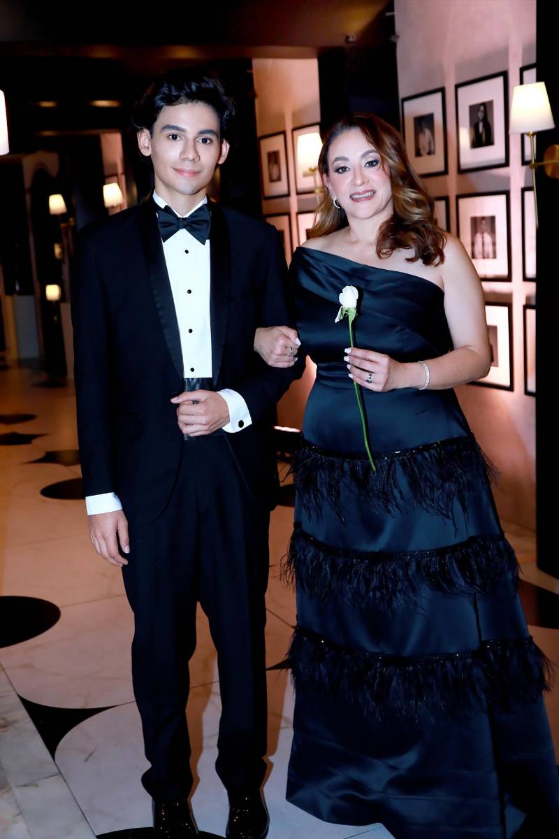 Santiago Pineda y su madre Connie Salgado. 