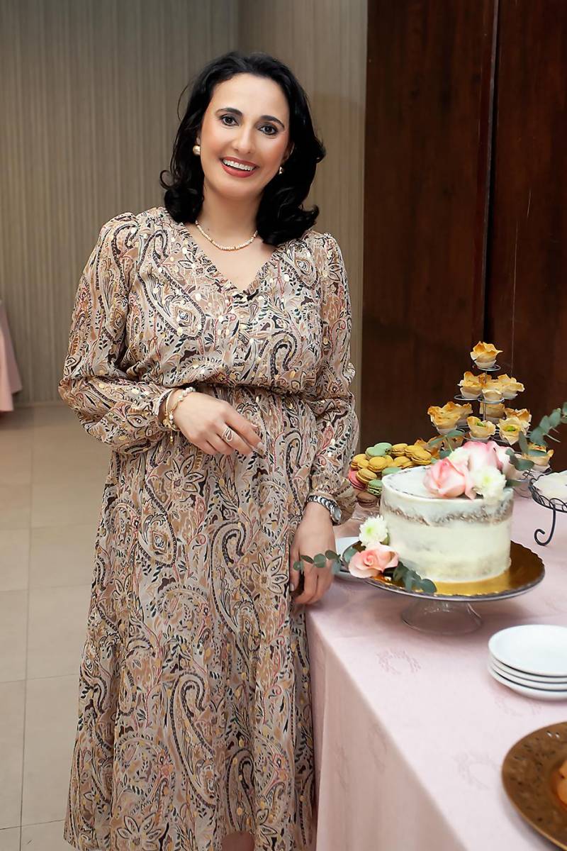 Esa radiante mañana en el restaurante Mediterráneo del Club Hondureño Árabe resultó memorable para Johana Jaar-Faraj, querida maestra de piano que reside en Estados Unidos y que disfrutó su día especial en San Pedro Sula, rodeada de sus amigas y familiares.