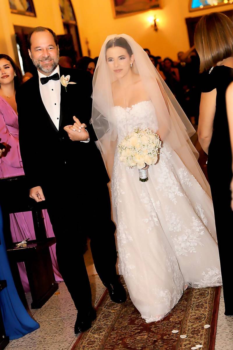 Del brazo de su orgulloso padre Mark Zacapa llegó la feliz y enamorada novia Isabella 