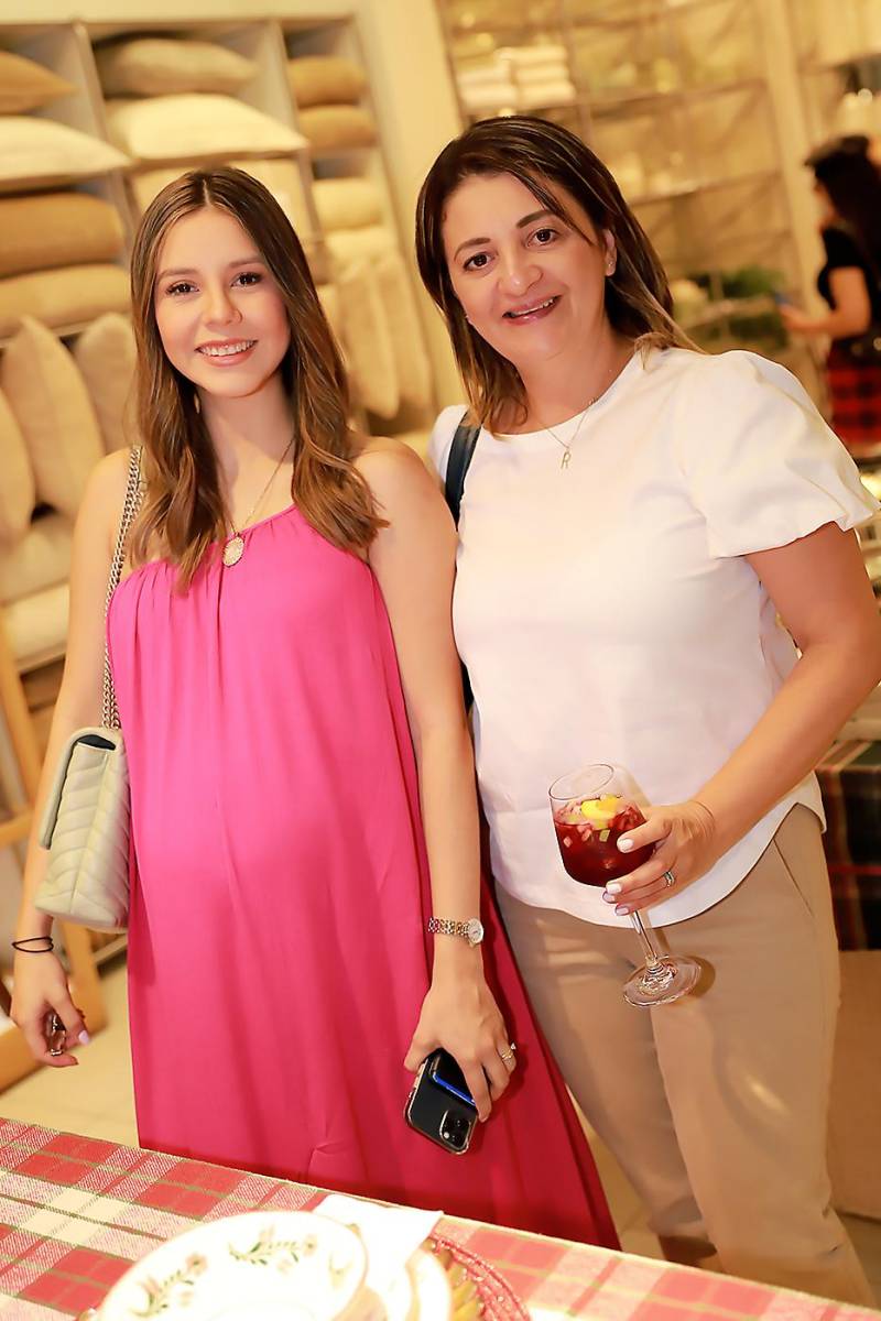 Jennifer Girón y Ruth Machado.