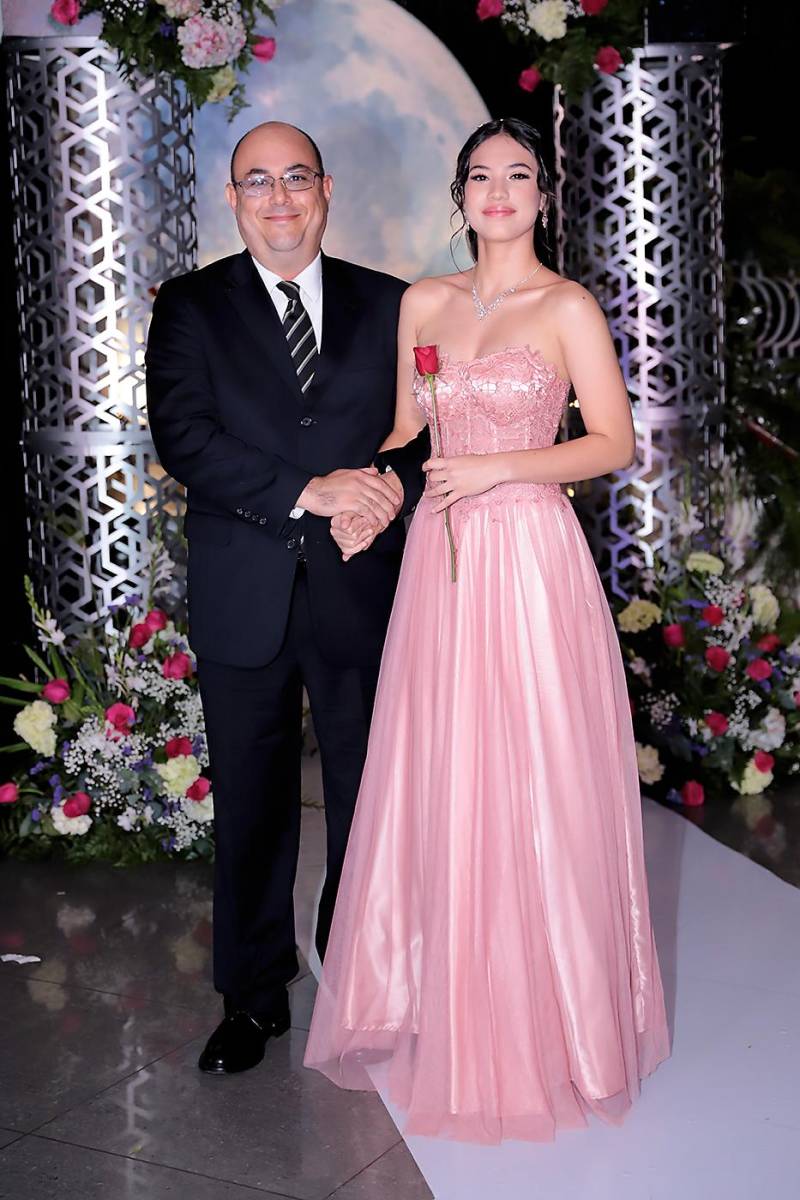 Desfile padres e hijos de la prom 2024 del Instituto San José del Carmen