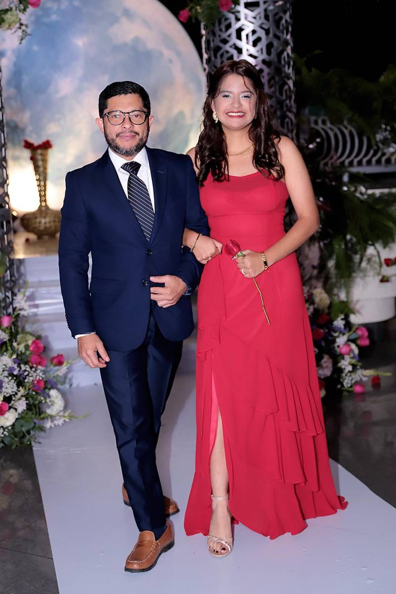 Desfile padres e hijos de la prom 2024 del Instituto San José del Carmen