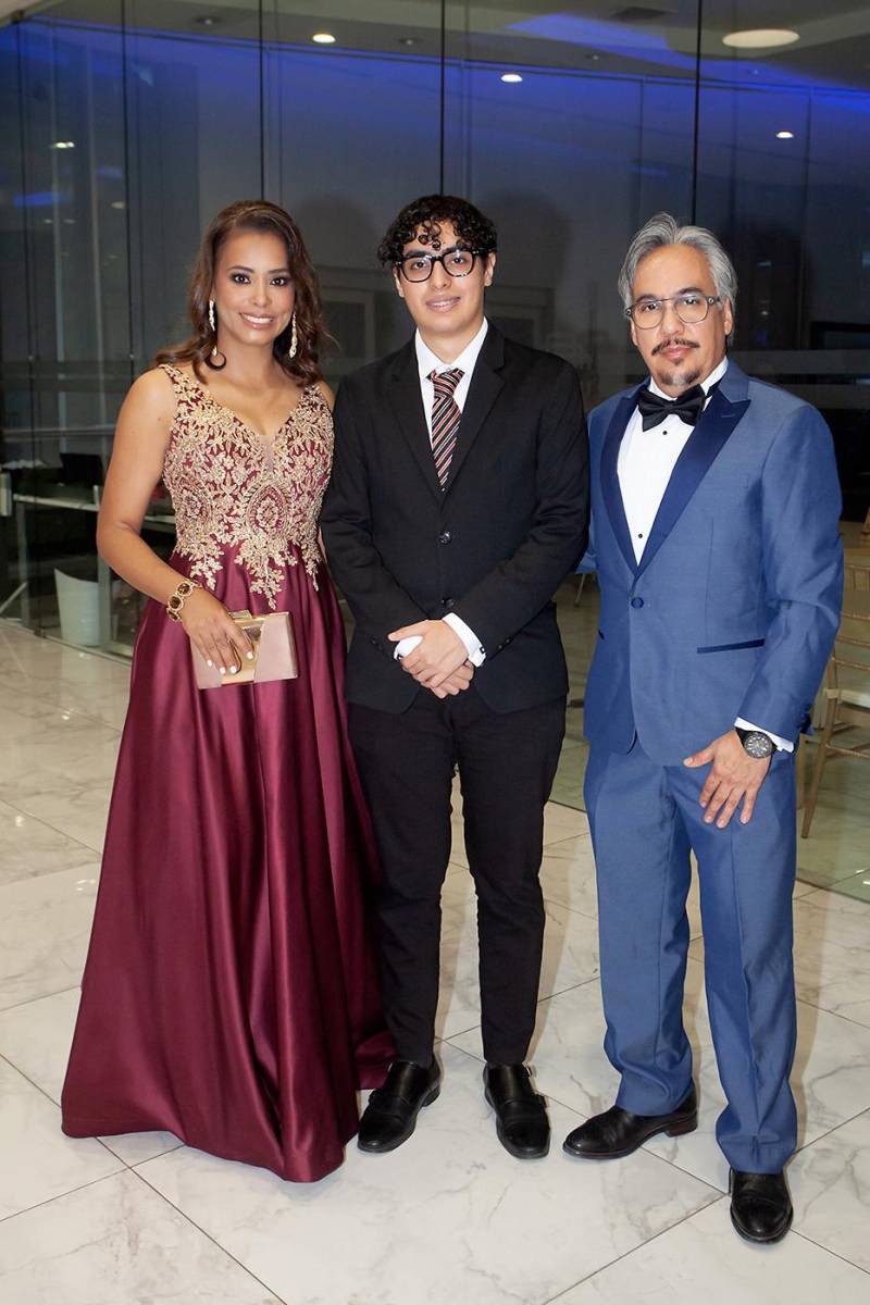 Diego José Chinchilla Thompson con sus padres Daniel y Allison.