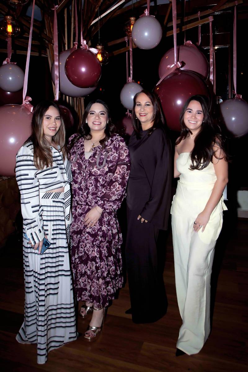Julieta Fernández, Dominique y Stephanie Marinakys y Juliana Zavala