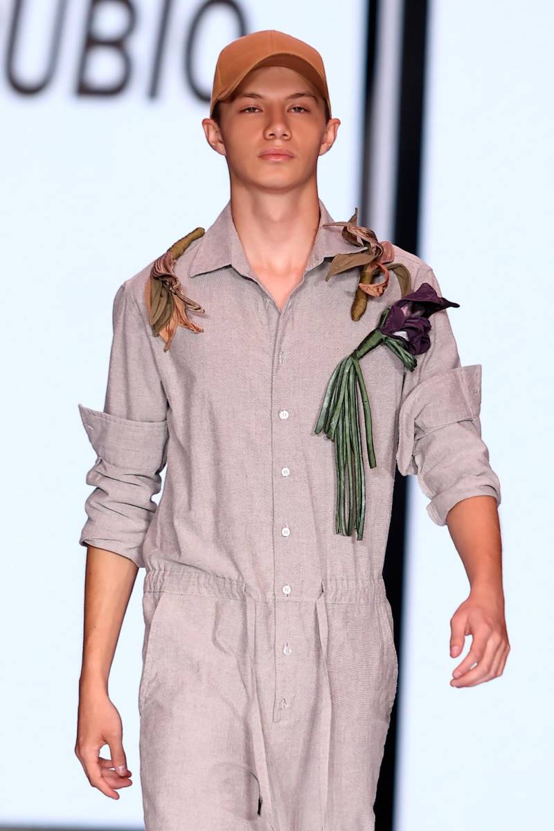 La propuesta Primavera-Verano 2026 de Rubio se distingue por su minucioso trabajo artesanal: flores tridimensionales confeccionadas en delicados tejidos, cortadas y moldeadas a mano, se disponen en capas superpuestas para generar profundidad y movimiento