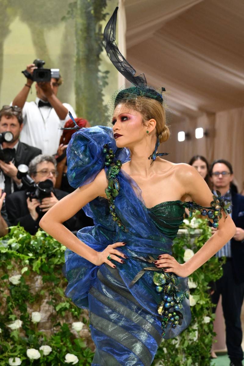 Con estilismo de Law Roach, la actriz de 27 años robó cámaras con un vestido strapless verde con superposición de tul azul marino que evoca el océano y aplicaciones de hojas y frutos colgantes.
