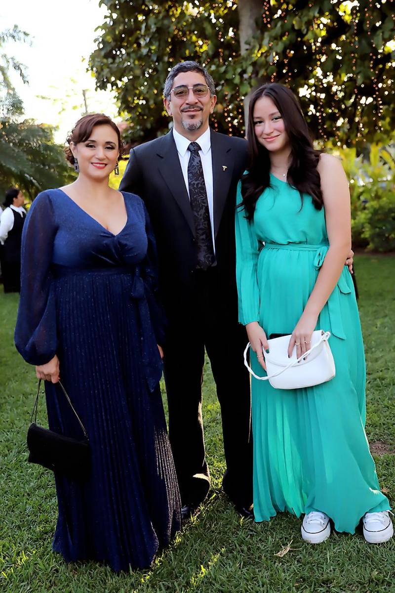 Marie Laodette y Enrique Tomé con su hija Odette Tomé