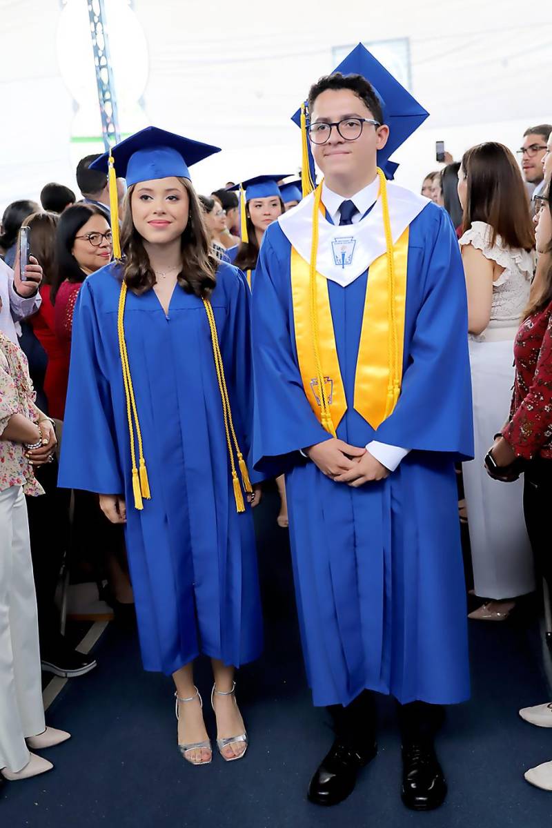 Desfile de graduados en Macris School 2023