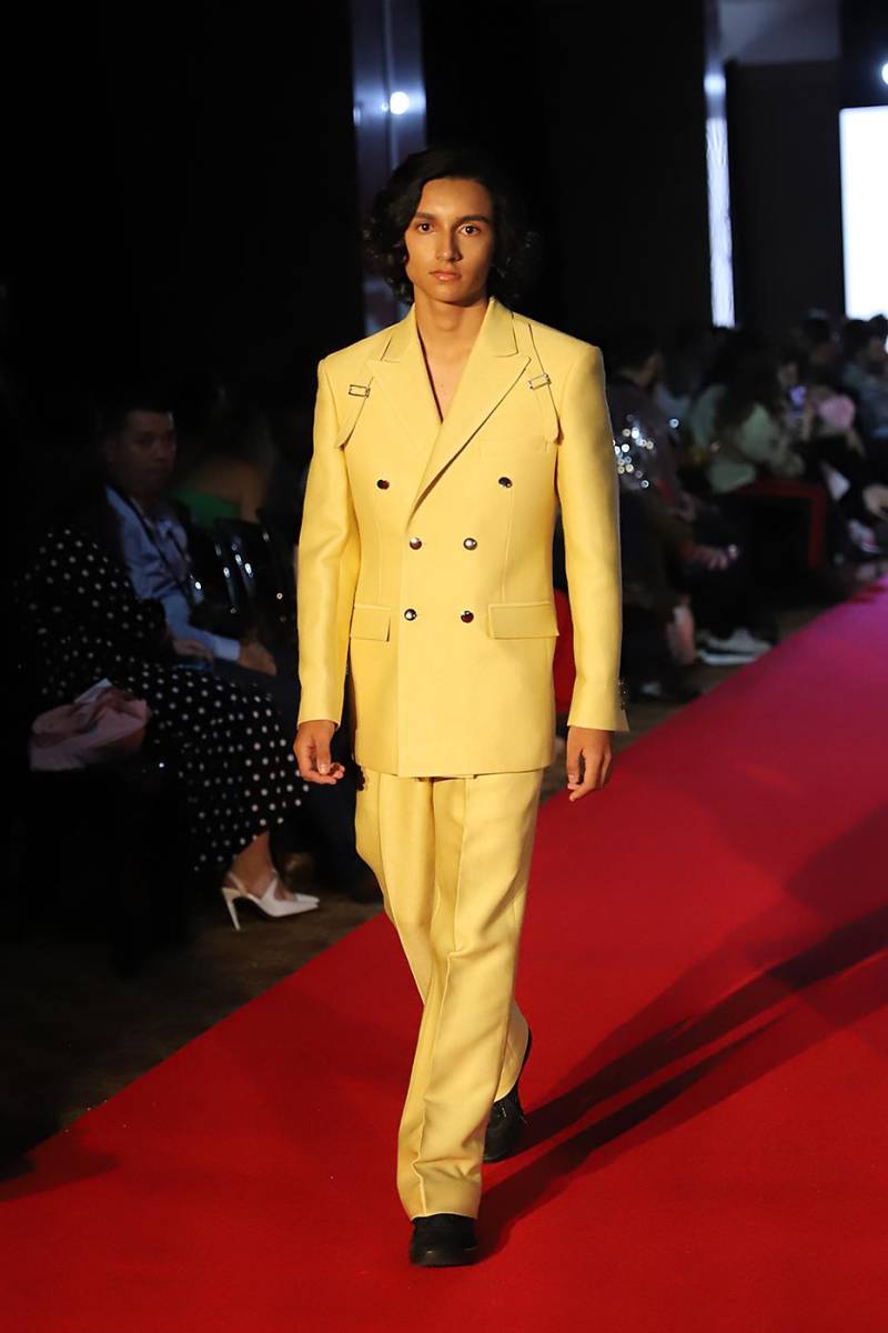 Lisandro Flores en un suit que se convierte en nuevo básico del armario sartorial