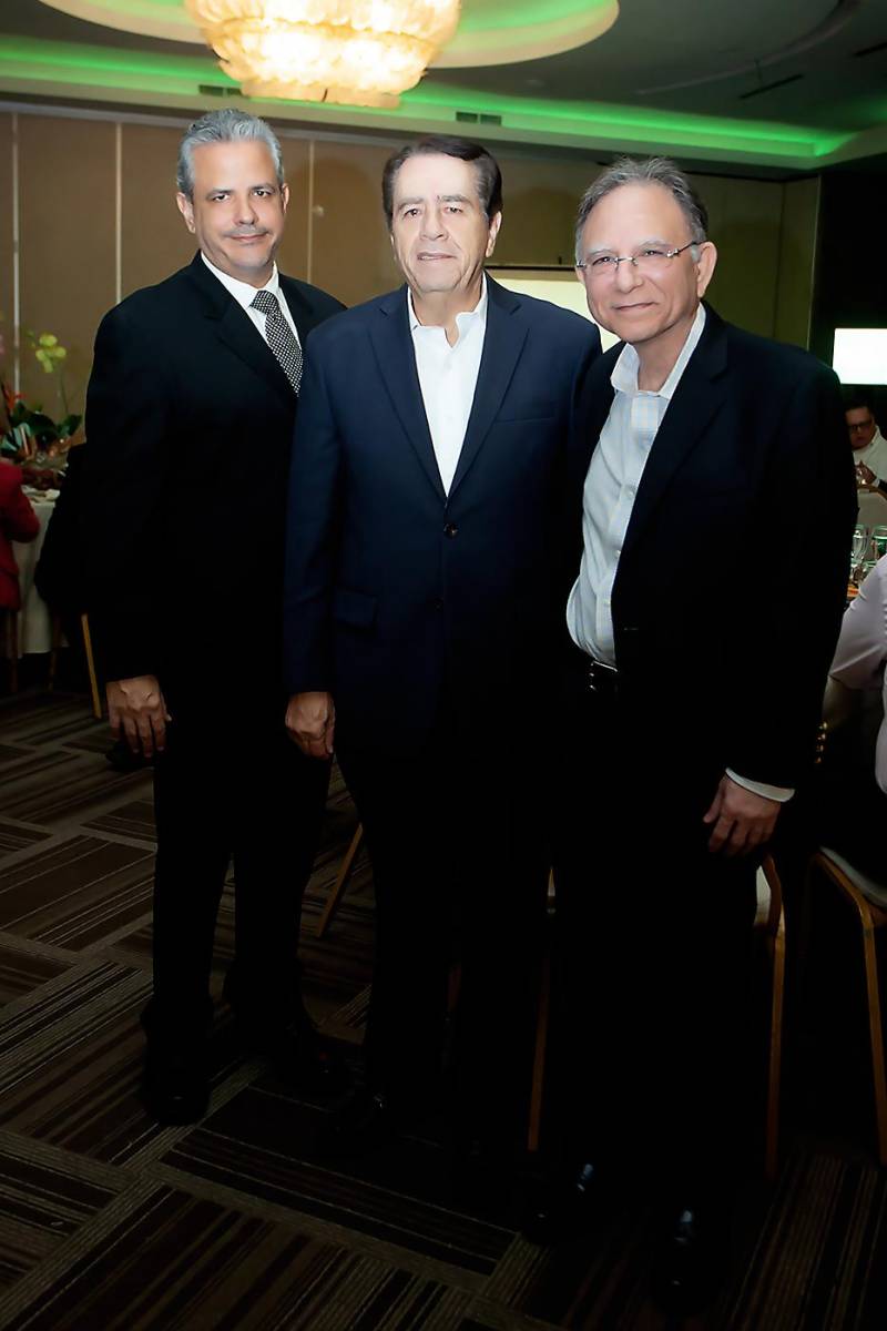 Rodrigo y Manuel Bueso con Guillermo Kattán.