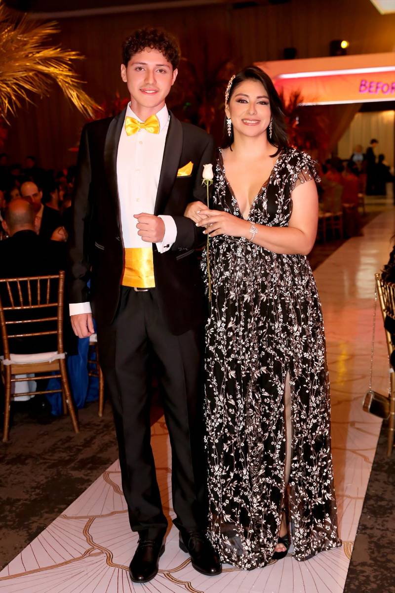 Carlos Luke y su madre Perla Flores. 