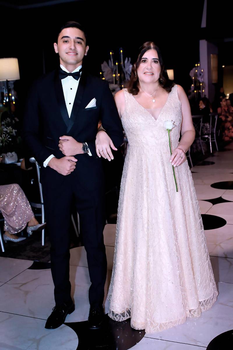 Juan Meza y su madre Mariana Sala. 