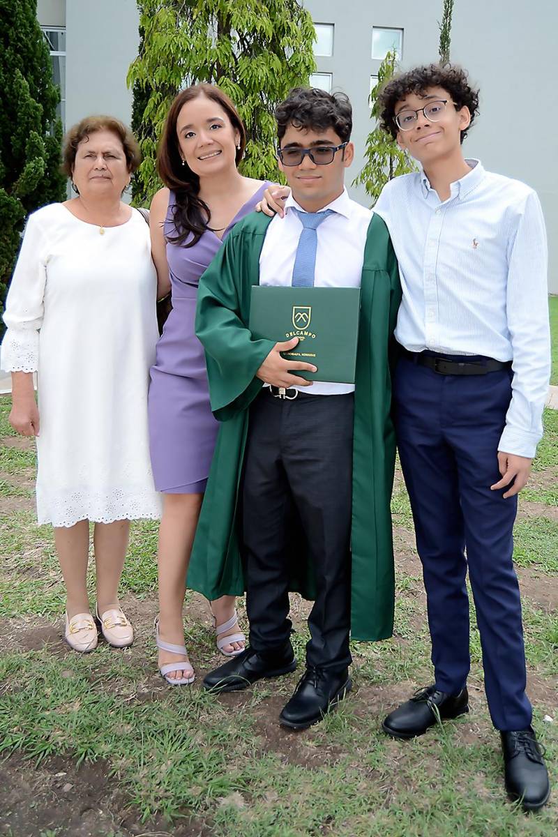 Graduación 2024 de DelCampo School