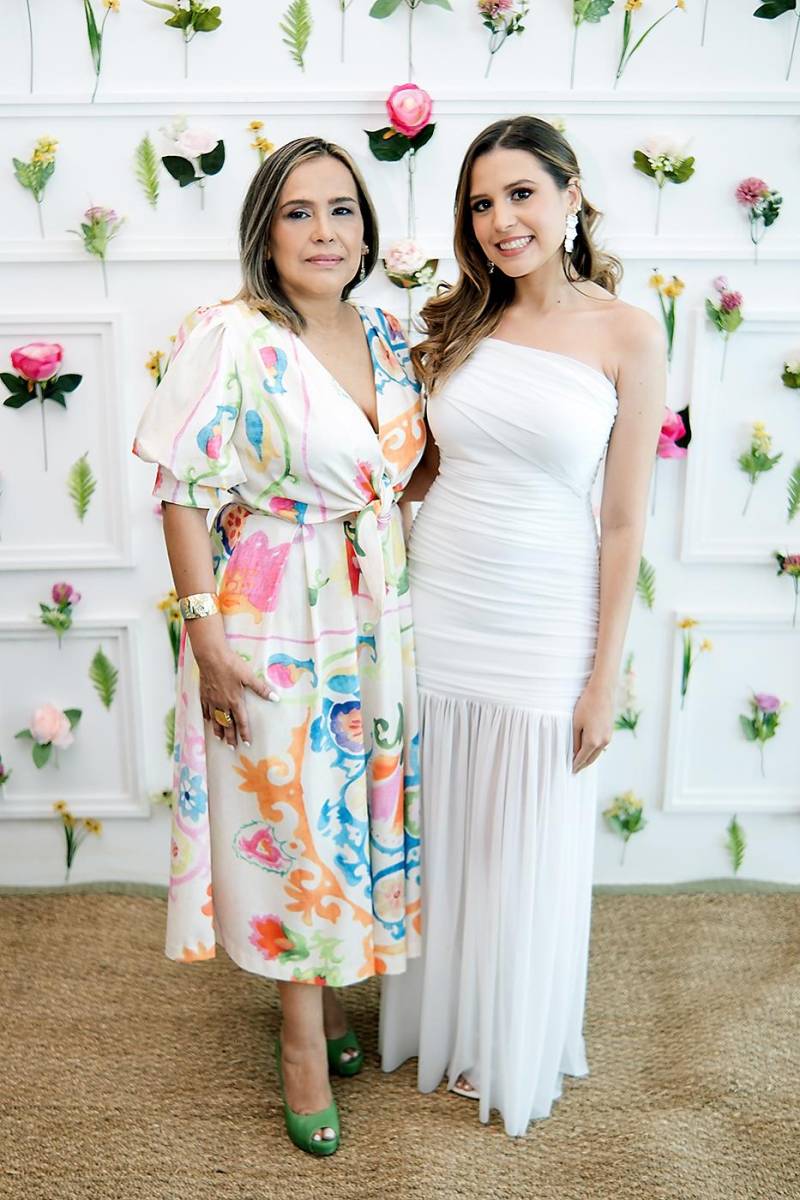 Karla Cerrato y la novia Alexa Girón.