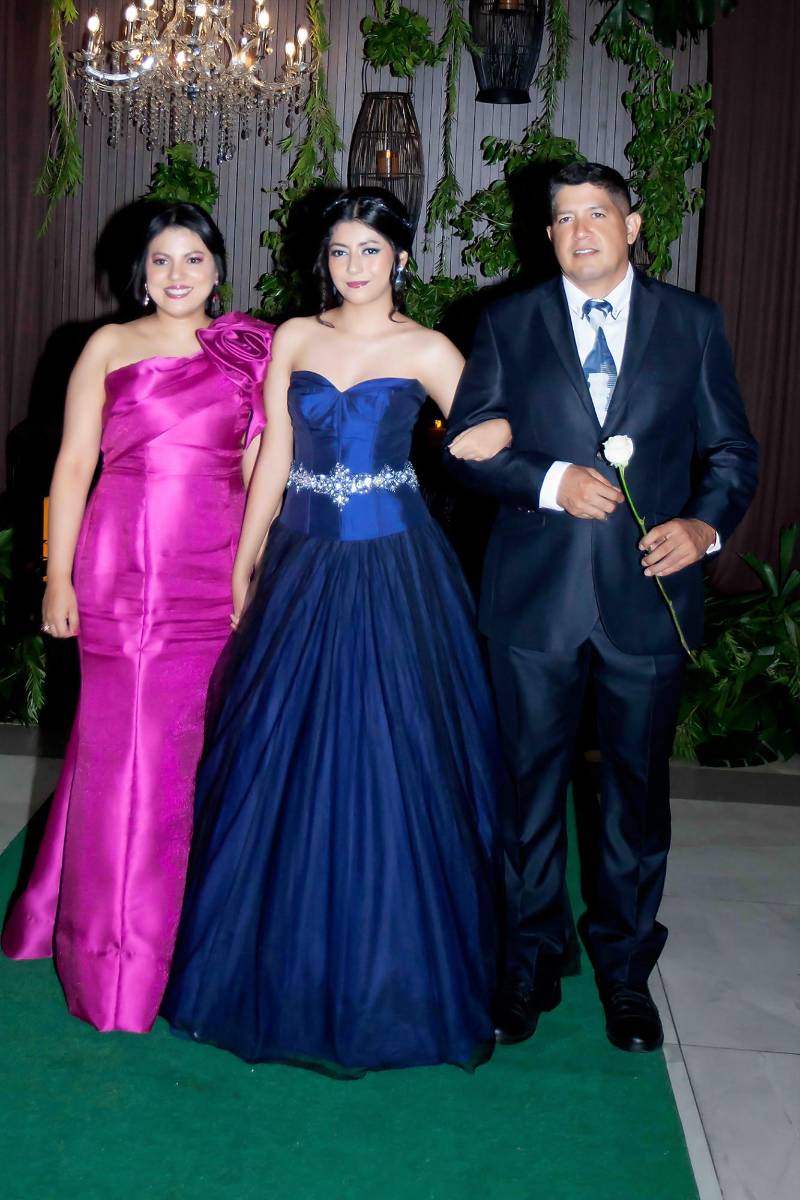 Mariana Rápalo con sus padres: Allán Rápalo y Silvia Ávila. 