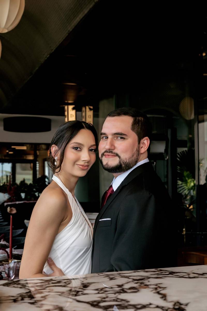 Entre miradas cómplices, sonrisas y momentos llenos de significado, la boda civil de Valeria y Ricardo se convirtió en una celebración memorable, marcada por la elegancia, el amor y la cercanía de quienes más los quieren.