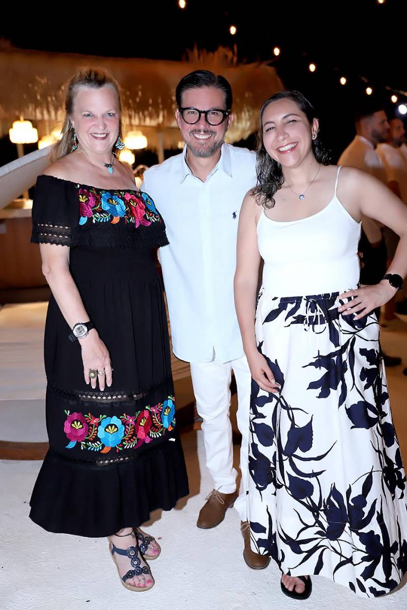 Linda Sue Dingel, Richard Rehwaldt y Mariana Velásquez.