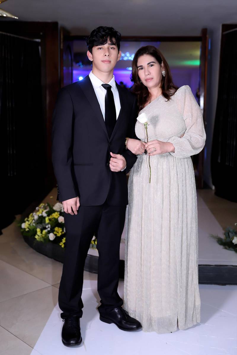 Desfile padres e hijos de la prom 2025 del Instituto San Miguel