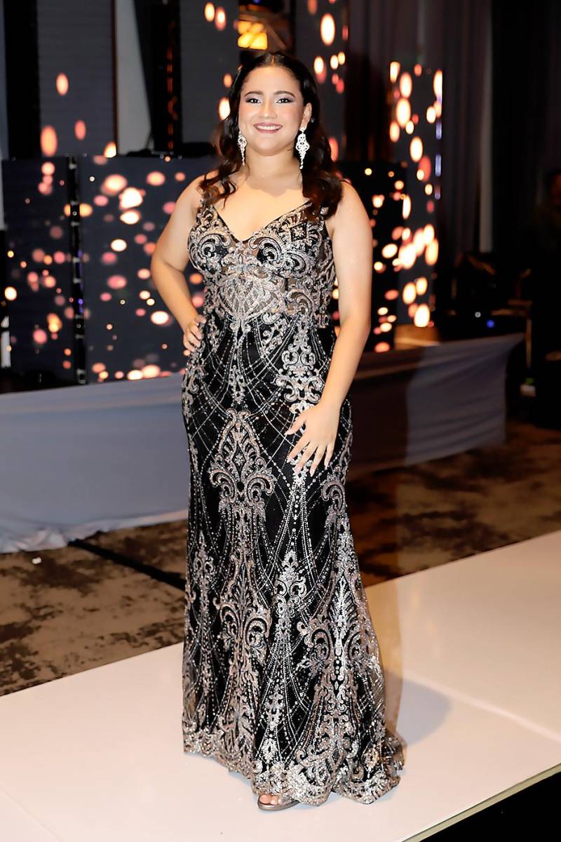 Giuliana Ferrera con un diseño bordado en pedrería 