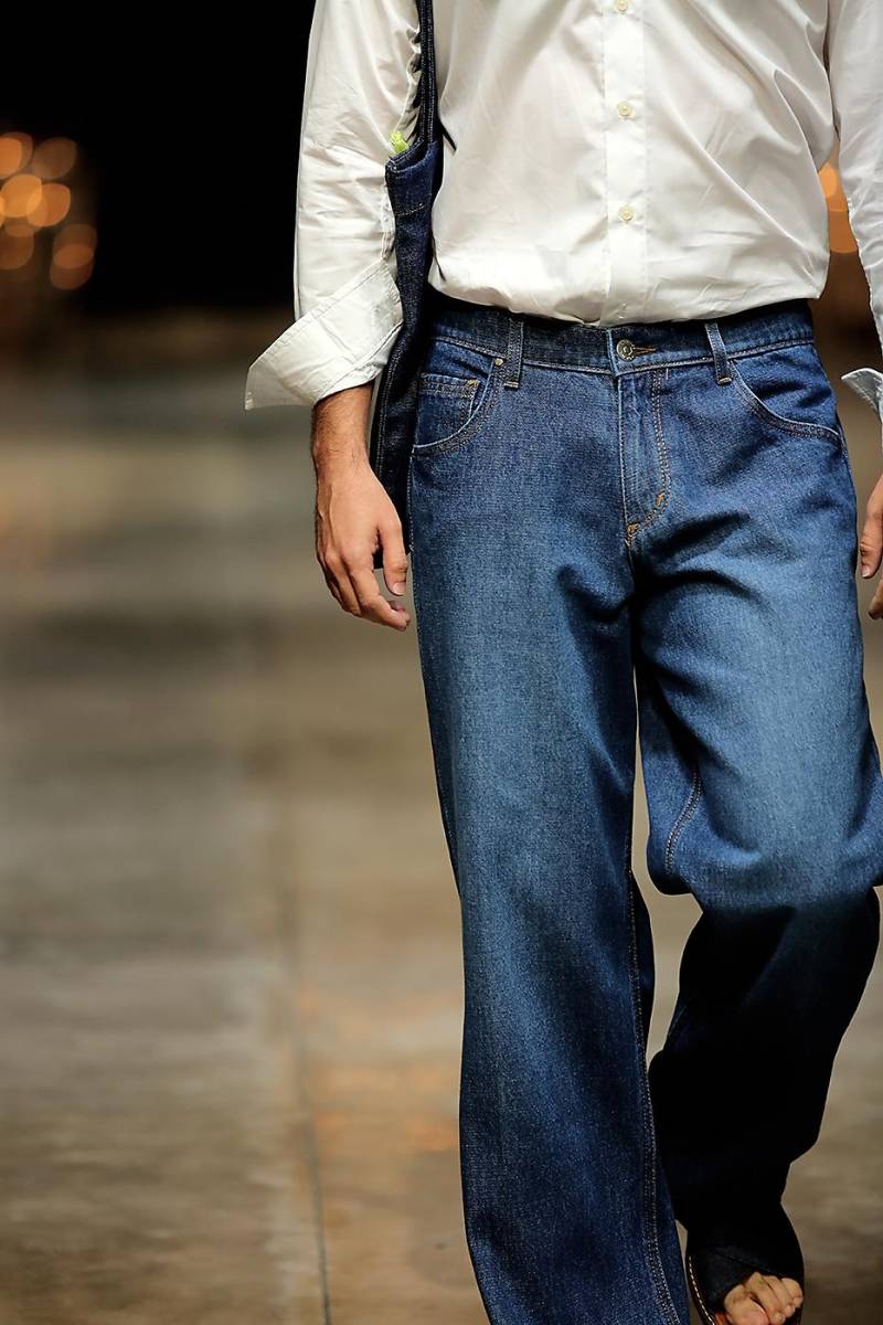 Lawin Paz redefine el look tradicional de los clásicos jeans de ACA Joe en una colección cápsula moderna y fresca