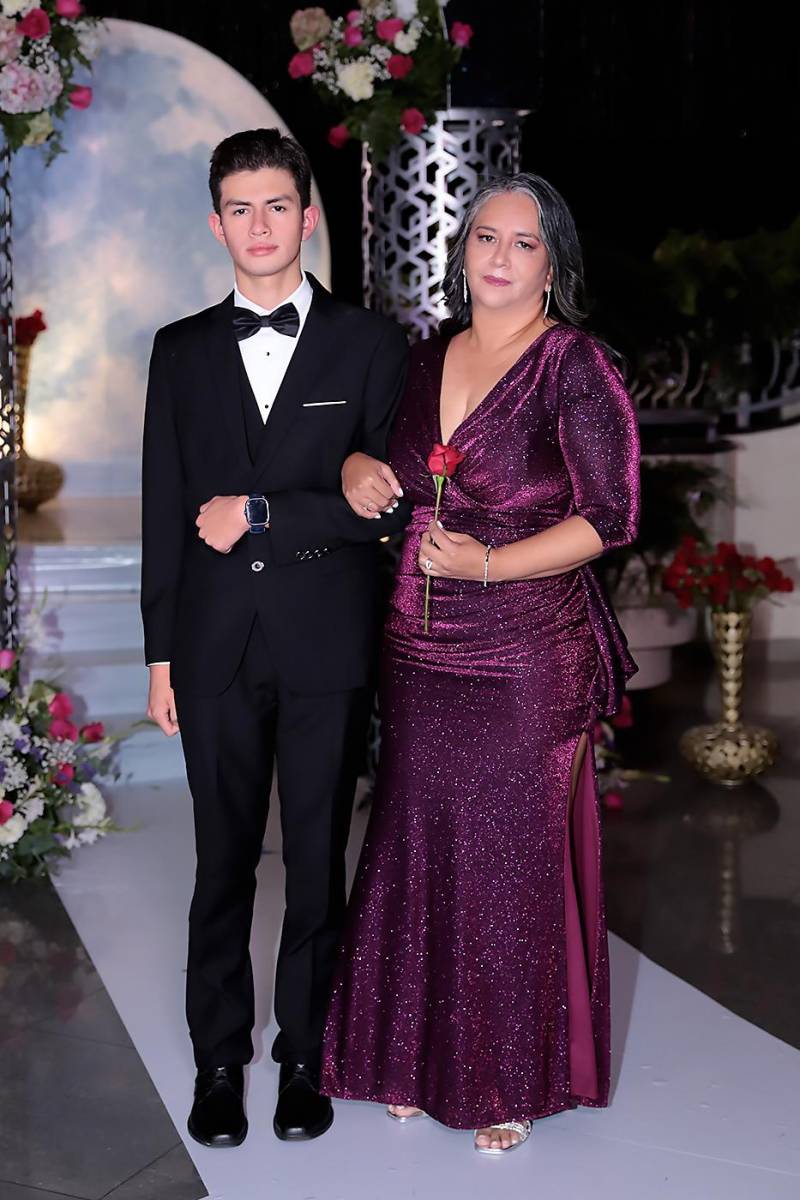 Desfile padres e hijos de la prom 2024 del Instituto San José del Carmen