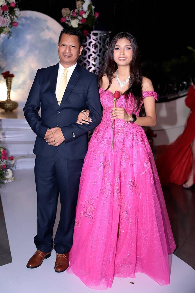 Desfile padres e hijos de la prom 2024 del Instituto San José del Carmen