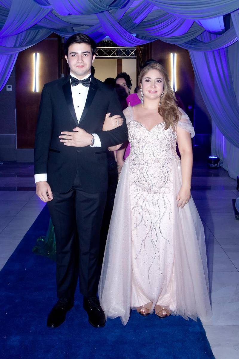 Gian Dimitri Pitsikalis Cáceres con su madre Danelia Cáceres.