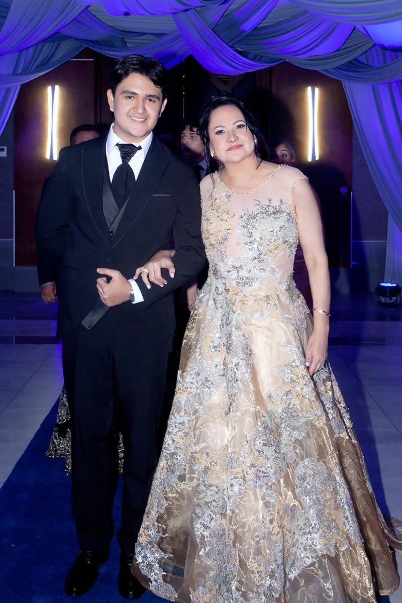 Henrry Kaleb Rivera Coto con madre Isabel Coto.