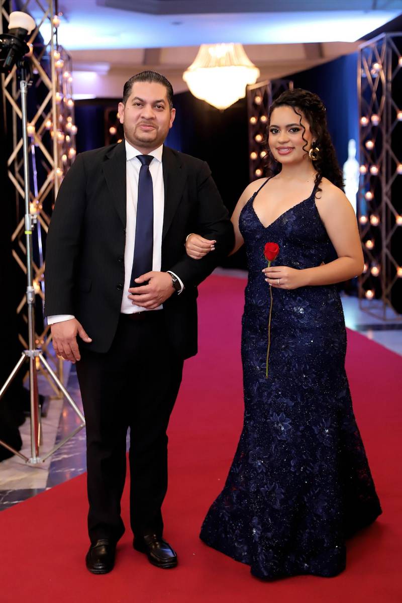 Desfile padres e hijos de la prom 2025 del Instituto San José del Carmen