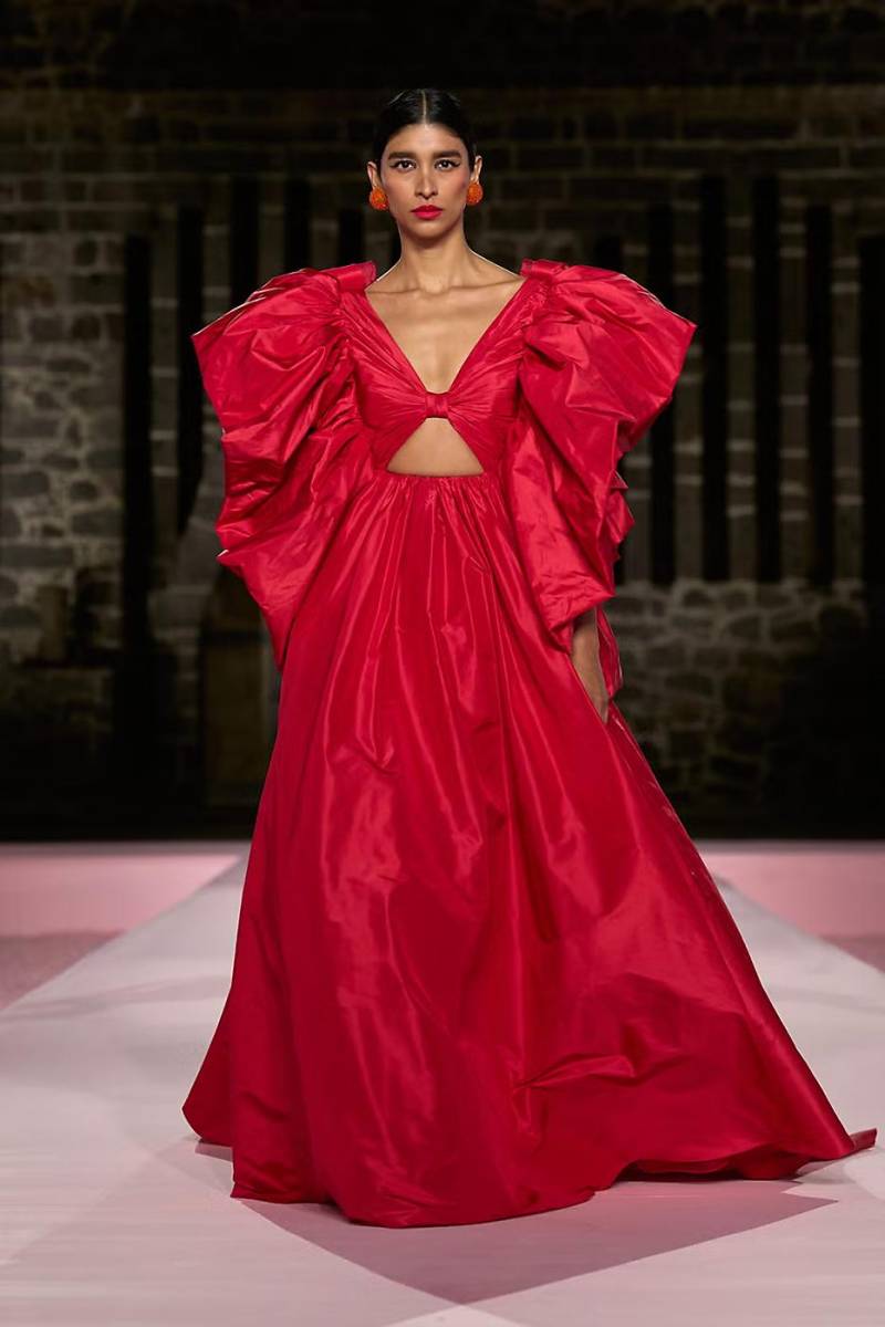La esencia de Carolina Herrera se mantiene vigente con prendas de formas oversize con atrevidos cut outs