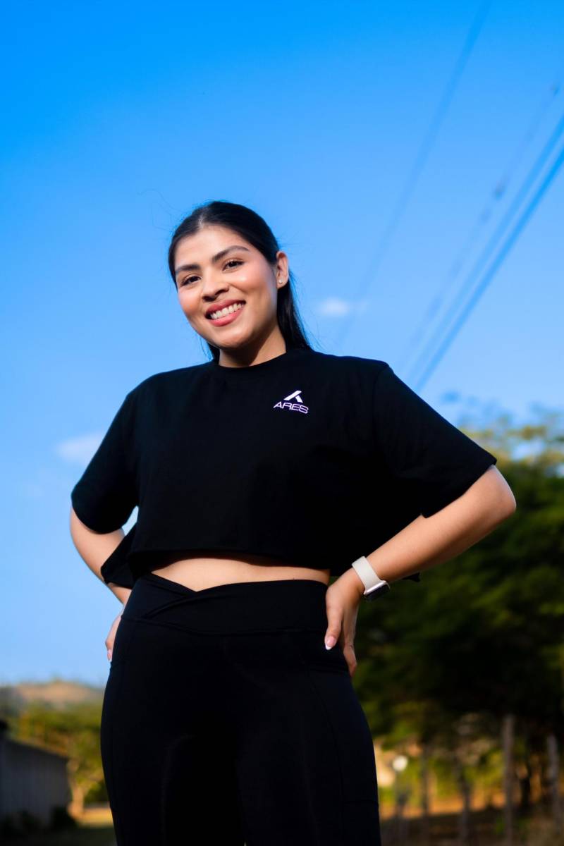 Celeste Emperatriz Martínez Mejía es una emprendedora hondureña con una visión singular. Desde <b>Tuchi Leather</b>, donde impulsa la marroquinería local con diseños llamativos, hasta Ares Active, su marca de ropa deportiva asequible y elegante, Celeste fusiona la moda y el deporte con pasión y compromiso.