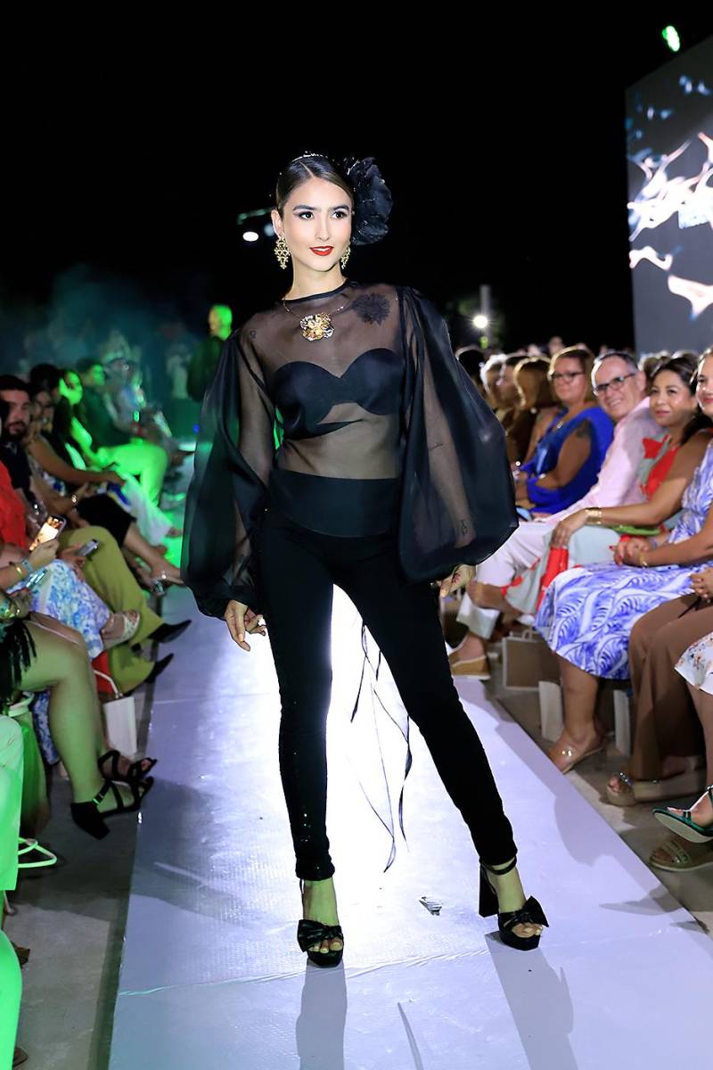 Mar de sombras by Miguel Chong en el Roatán Fashion Show 2025
