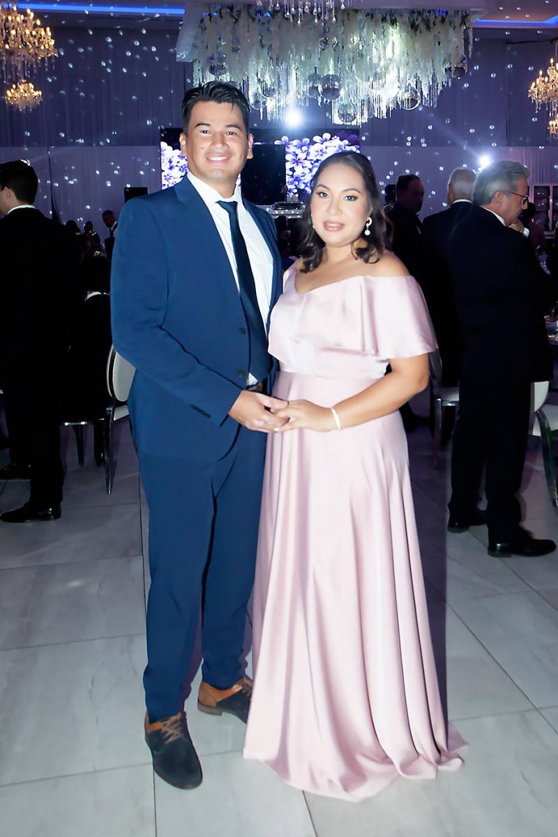 César Portillo y Stephanie Roman. 