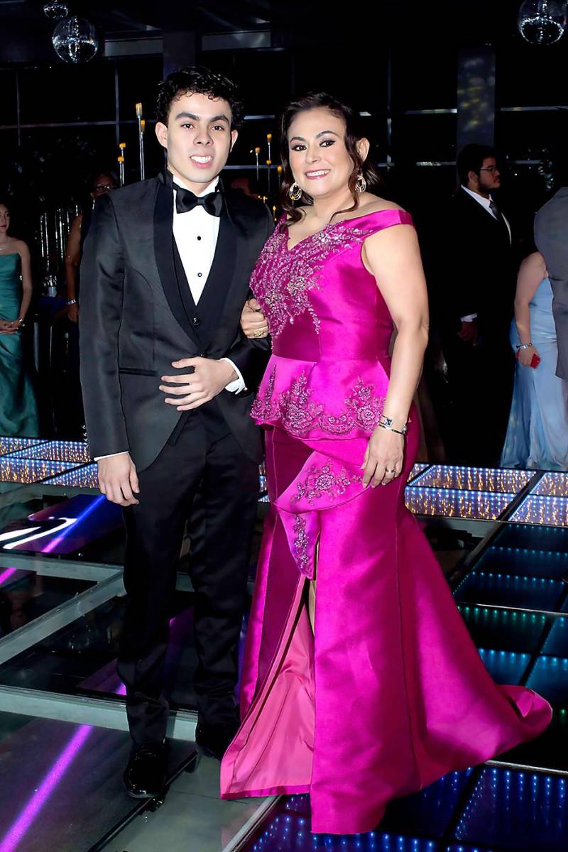 Alvar Santiago y su madre Sandra Maldonado.