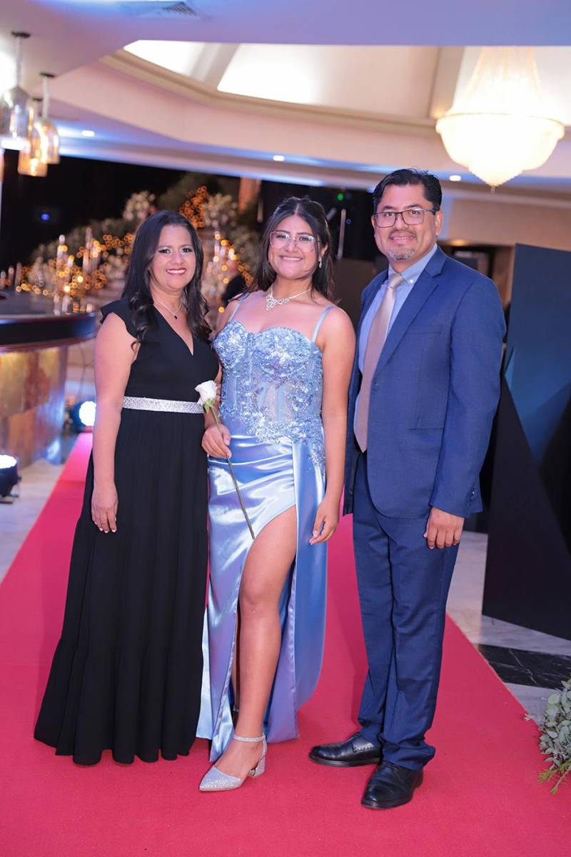 Desfile padres e hijos de la prom 2024 del Instituto Sagrado Corazón