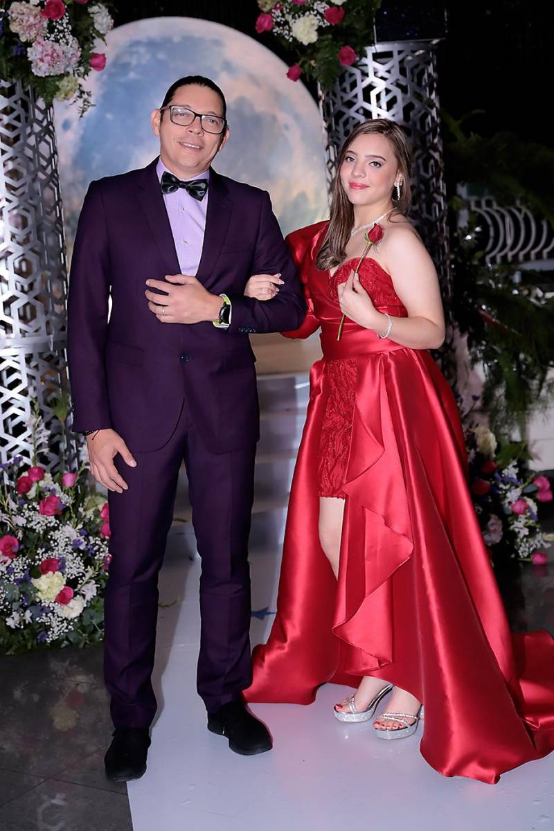 Desfile padres e hijos de la prom 2024 del Instituto San José del Carmen