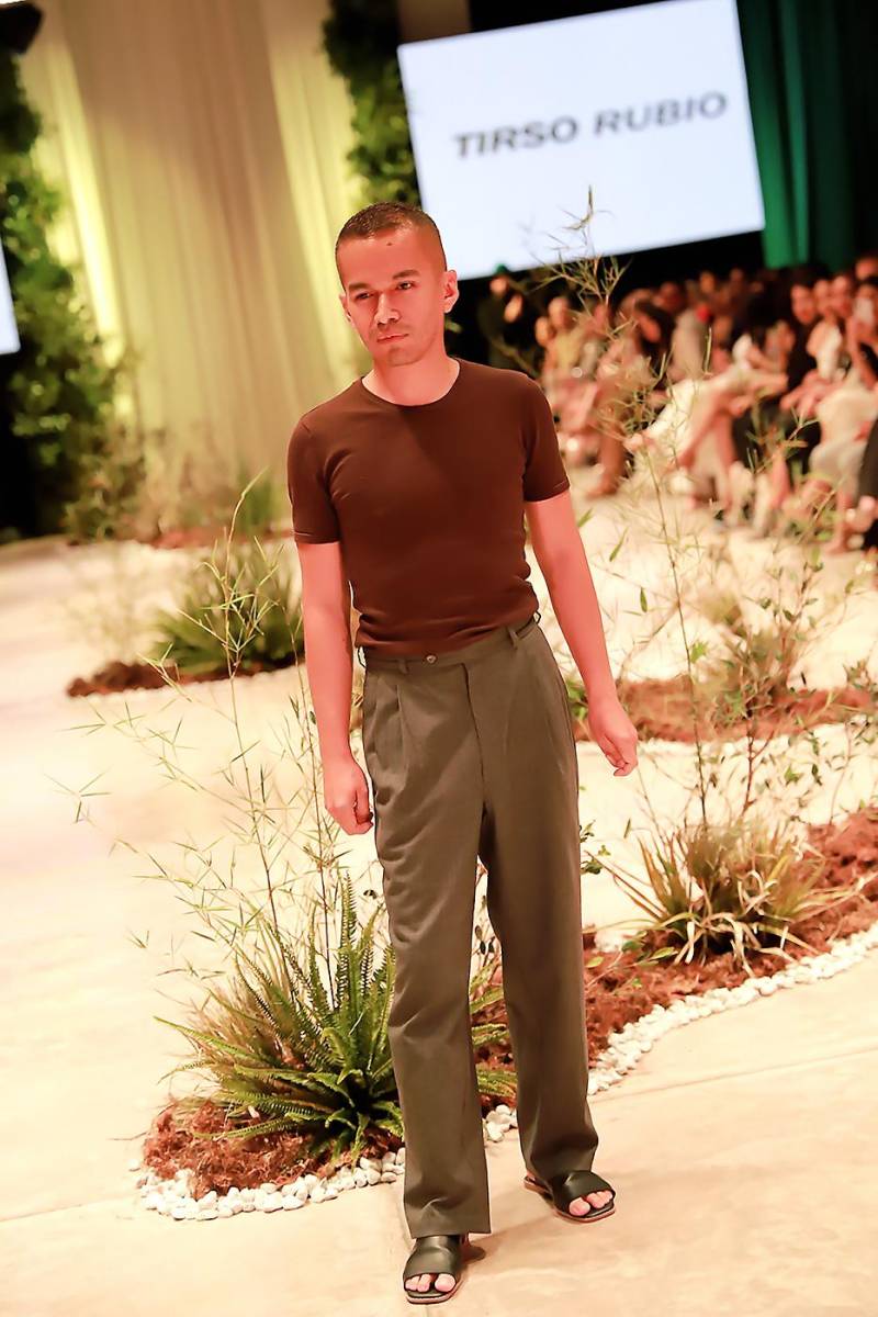 Tirso Rubio se robó los aplausos con una colección en la que imprimió su creatividad y talento, detalle a detalle, consagrándose como uno de los más grandes del panorama fashion nacional. BAC Estilo Moda 2023 es posible gracias al patrocinio de BAC Credomatic, Paradise Beach Hotel, Miller Genuine Draft, Ocean One Roatan, UNITEC, Multiplaza, Nissan, Cortitelas, Sleep Gallery, Guapas Makeup, Anastasia Beverly Hills, Yummies Pop Nacho, Kaori, Freixenet, Mia Freixenet, Flor de Caña, Perfumerías Magie, ZEN, Pats, Mr. Dieck, Zamorano y Comisariato Los Andes, Jaggermeister y Finca 8. Con el apoyo de Invernaderos del Trigo, Moroccanoil, Copa Airlines, Opinalia, Aldo, Call It Spring, Mate Canahuati, Hotel InterContinental, Bouncer Agency Honduras, Pomodoro, Rojo Bar y Restaurante, Bombau, Gastronomía Unitec, Pro 504, Publimovil Honduras, Platinum Rent A Car, Speedy, Urbanico, LAEIZ Rental.
