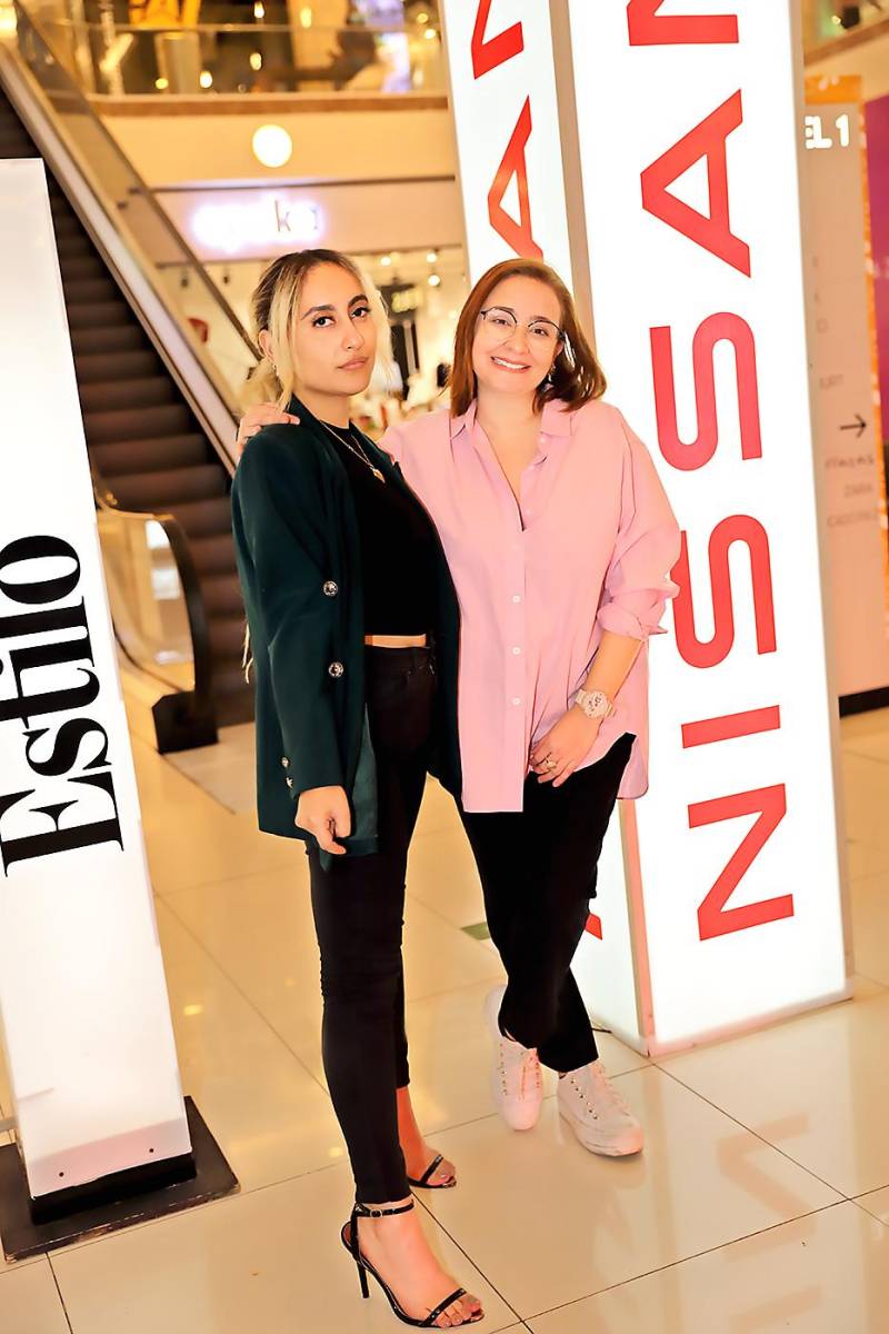 Josselyn Rápalo y Renata Espinal.