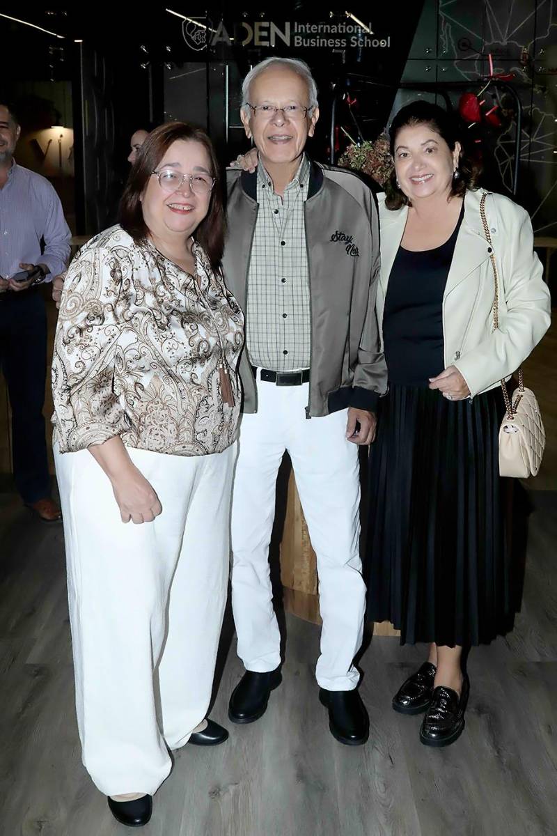 Carolina Cueva con Enrique y Leticia Morales.