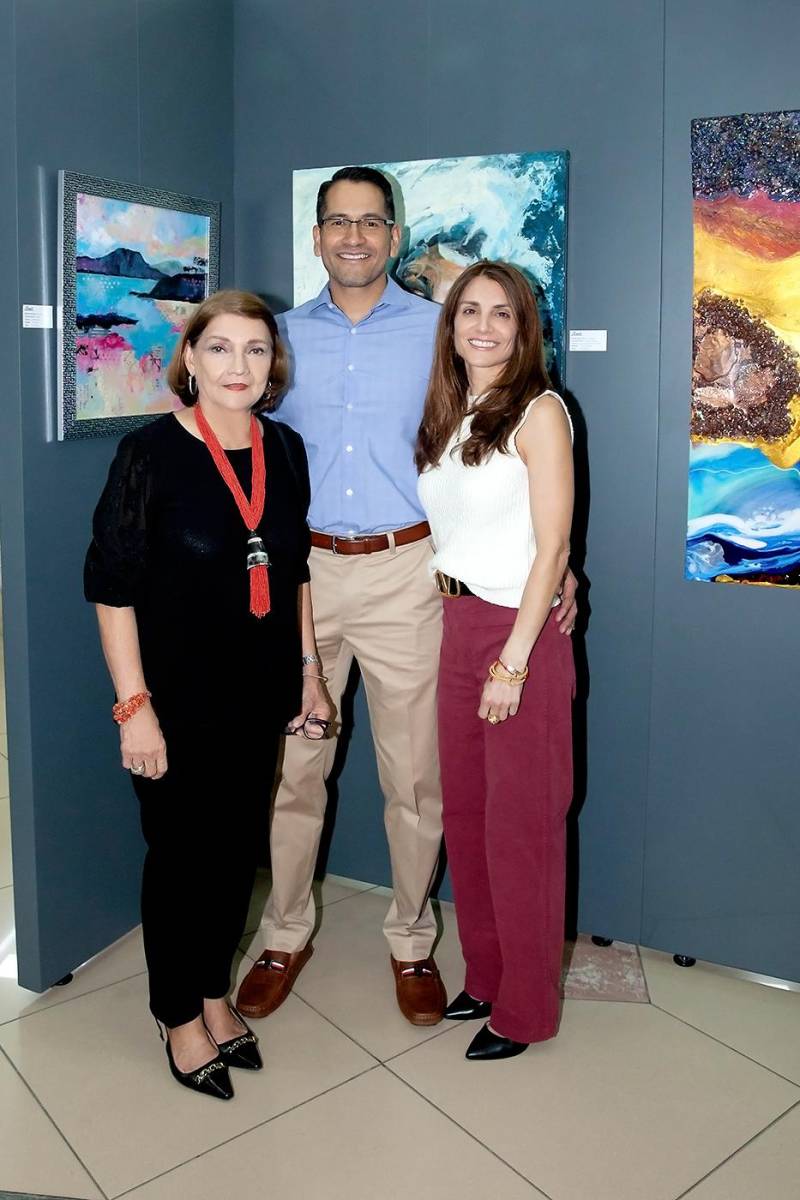 Margarita Kattan con Adrián y Maggie Arroyos.