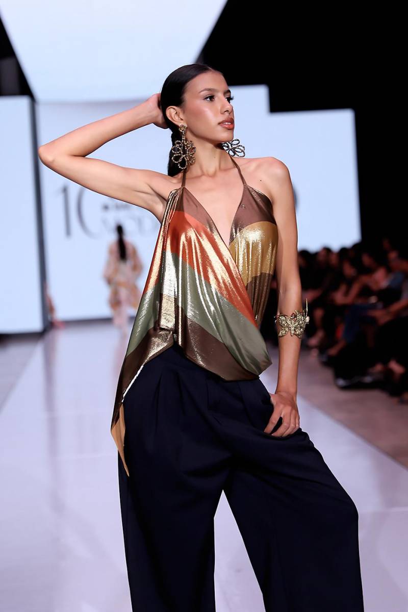 Colores terracota de acabados brillantes anuncian noches de verano memorables, con diseños fluidos y tops traslapados y simplemente femeninos