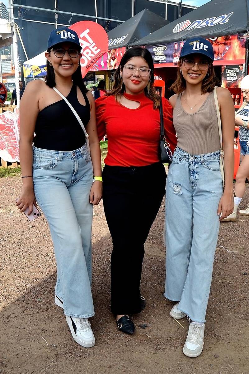 Gloria Godoy, Georgina Cano y Michelle Godoy.